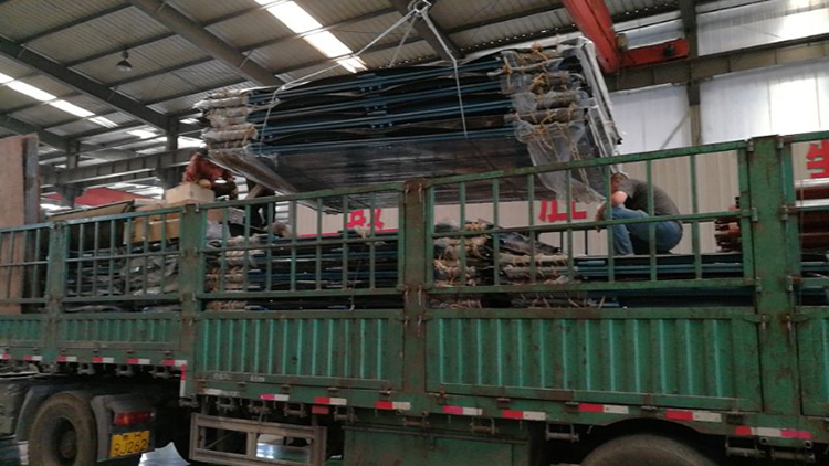 我公司生產(chǎn)的無壓風(fēng)門在山東礦安生產(chǎn)車間生產(chǎn)完成，裝車發(fā)貨