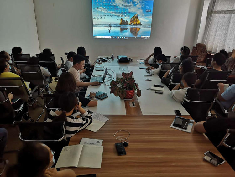 我公司組織電商部門員工進行電氣產(chǎn)品知識的培訓(xùn)