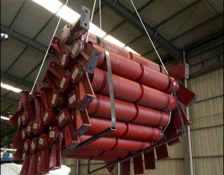 山東礦安機電一批給煤機滾筒及托輥裝車發(fā)貨