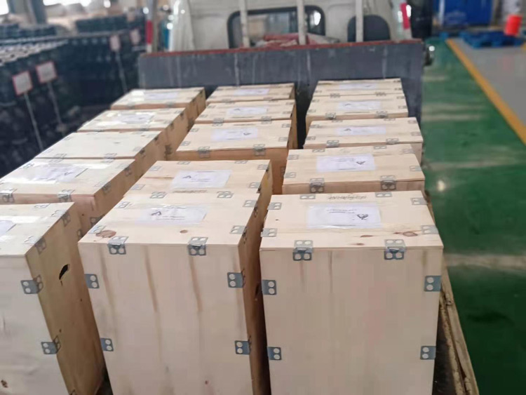 山東礦安機(jī)電一批氣動隔膜泵裝車發(fā)貨