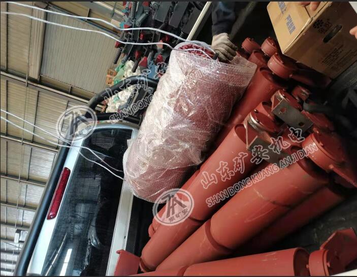 我公司一批給煤機配件在倉庫裝車發(fā)貨