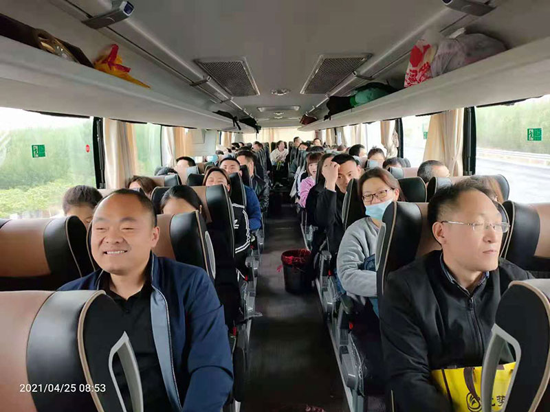 公司組織春游團建活動