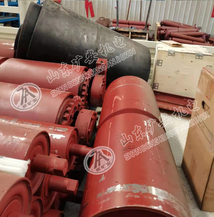 我公司一批給煤機配件在倉庫裝車發(fā)貨