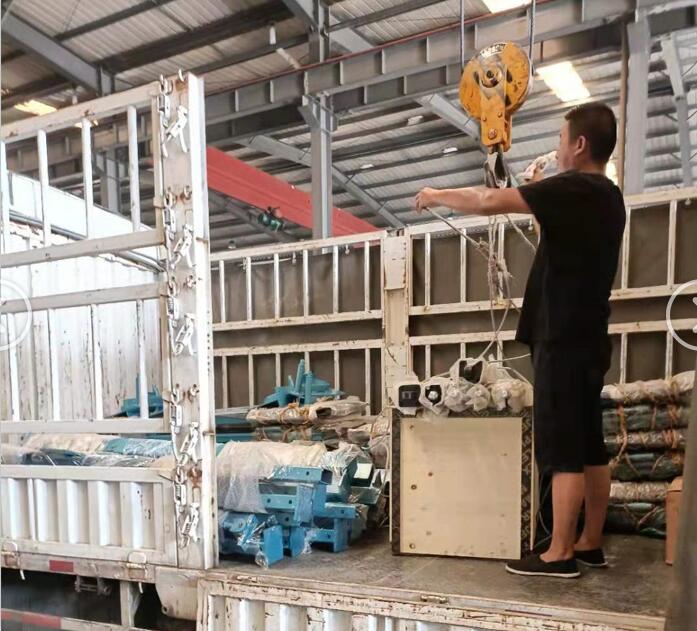 一批無(wú)壓風(fēng)門(mén)在山東礦安生產(chǎn)車(chē)間生產(chǎn)完成，裝車(chē)發(fā)貨