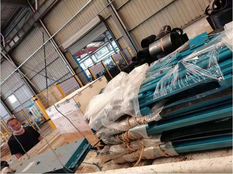 山東礦安一批無(wú)壓風(fēng)門及閉鎖裝置裝車發(fā)貨