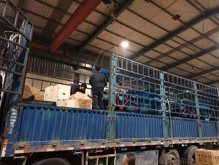 山東礦安機電自主研發(fā)生產(chǎn)的液壓甲帶給料機和氣動隔膜泵發(fā)往河北