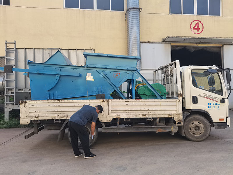 山東礦安機電往復式給煤機裝車發(fā)往河南鄭州