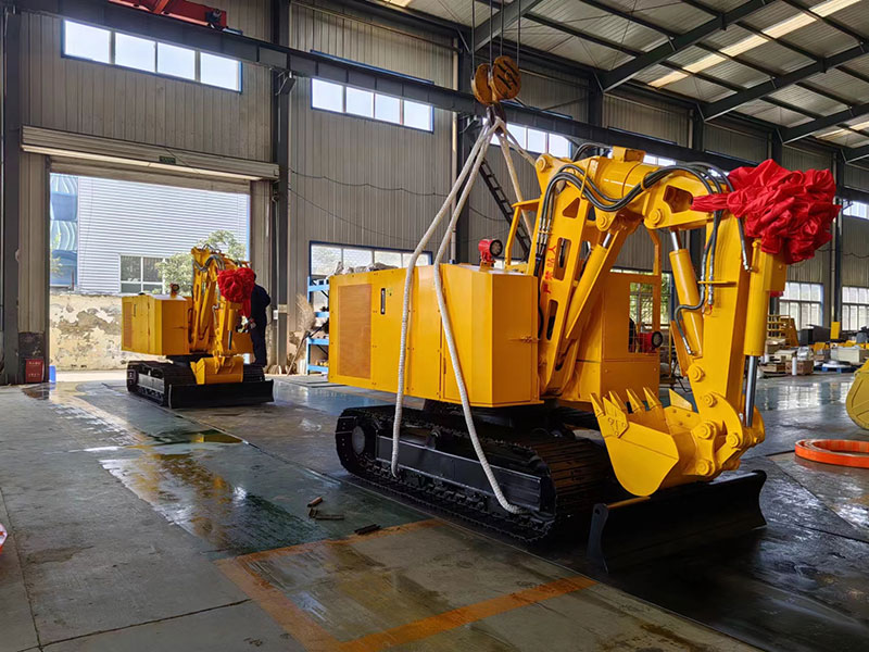 兩臺MWC7.8/3.2L 液壓挖掘機準備裝車發(fā)貨