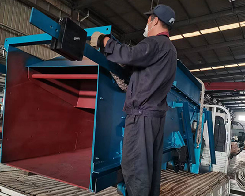 山東礦安機電生產(chǎn)的往復式給煤機發(fā)往山西臨汾