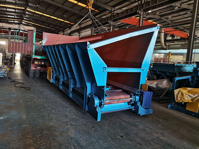 山東礦安機電生產的兩臺鏈式給料機裝車發(fā)貨